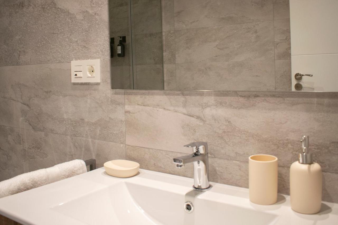 Deluxe Apartament アルカラ・ラ・レアル エクステリア 写真